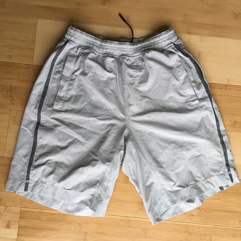Lululemon men's shorts w/ liner and pockets - 7"